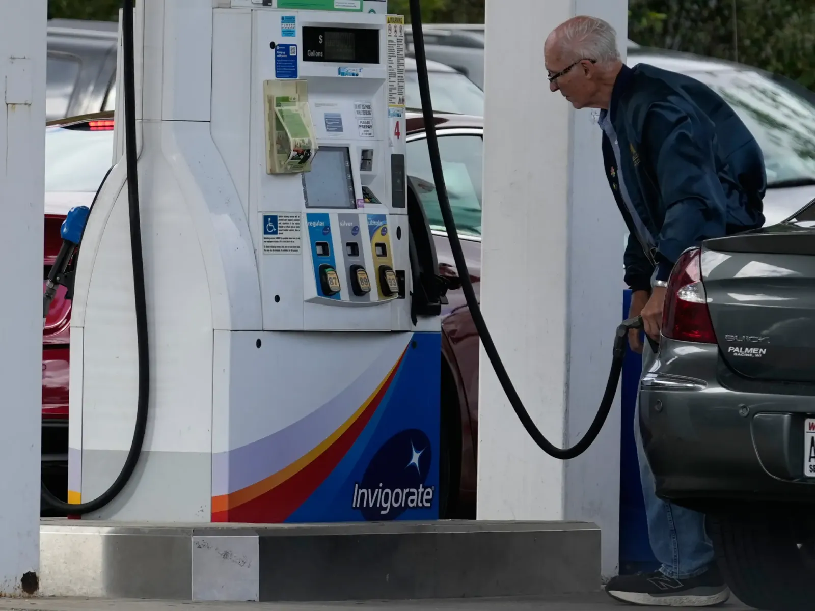 Trump approves 34.5mpg fuel standards, cutting Biden's 50.4mpg target